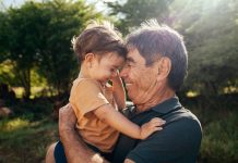 Para José Trop, el contacto directo con abuelos es clave: “Lo más importante es la comunicación, poder escuchar, hablar, jugar, amar y emocionarse con los seres queridos”