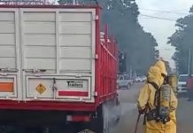 Un camión derramó casi mil litros de ácido nítrico en Córdoba y se activó un operativo de emergencia