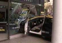 Video: chocaron a un taxista en una esquina de Rosario, el auto se incrustó en un comercio y un cliente se salvó de milagro