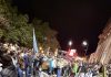 Video: festejaban el triunfo de Argentina saltando sobre la pérgola de un bar y se vino abajo