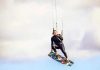 Falleció un joven de 32 años mientras practicaba kitesurf en una laguna: su novia filmó el último salto antes de la tragedia
