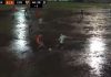 Fútbol de ascenso bajo el agua: las exóticas imágenes del partido de Primera C que se jugó en pleno temporal