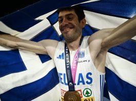 Ganó la medalla de oro en atletismo, pero durante una nota en vivo se dio cuenta de un descuido y su reacción generó la risa del cronista