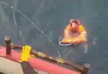 Impactante rescate: un marinero cayó de un barco, estuvo diez minutos flotando en el agua helada y lo salvaron