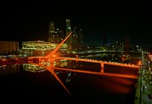 La Ciudad de Buenos Aires iluminó de naranja sus principales monumentos para homenajear a donantes de órganos y sus familias