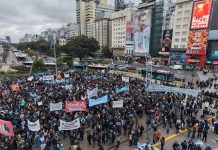 La comunidad científica marchó al Obelisco y reclamó por la falta de financiamiento: “Estamos viviendo un cientificidio”