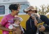 La pandemia los unió en plena ruta: cómo es la vida de la pareja argentina que dejó todo para vivir en una combi y recorrer el mundo en familia