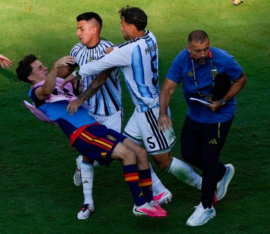 Paredes recibió una de las sanciones más severas en la historia de los Mundiales: el antecedente de Luis Suárez y cuándo volvería a jugar