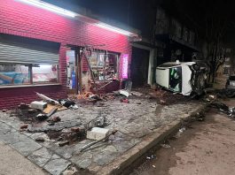 Perdió el control de su camioneta tras un choque, atropelló a cuatro personas, volcó y destruyó un almacén en Mar del Plata