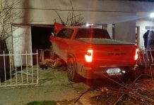 “Se levantó con los escombros en la cama”: manejaba borracho una camioneta, perdió el control y terminó dentro de una casa