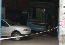 Tragedia en un taller de Rosario: un mecánico murió aplastado por un colectivo que cayó encima suyo mientras lo arreglaba