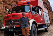 Transformó un camión de bomberos alemán de 1977 en motorhome y en la ruta no solo encontró el amor sino que pudo sanar su mayor dolor