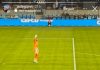 Un bebé sorprendió a todos en un partido: entró a la cancha, interrumpió el juego y fue devuelto a su familia en la cancha