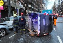 Una camioneta chocó contra un auto y volcó en el barrio porteño de Almagro: tiene 10 multas por exceso de velocidad