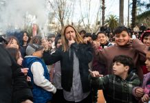 Viaje al centro de una batalla de “farmear aura”: lo que no se ve en redes de las reuniones virales de adolescentes