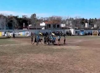 Video: un futbolista fue expulsado y golpeó a un árbitro durante un partido de fútbol amateur en Santa Fe