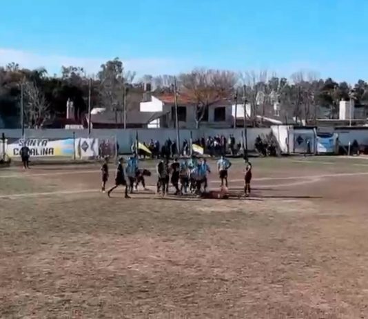 Video: un futbolista fue expulsado y golpeó a un árbitro durante un partido de fútbol amateur en Santa Fe