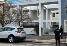 Violenta entradera en Bahía Blanca: golpearon a una jubilada y se llevaron dólares, joyas y armas