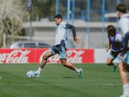 “Está re ancho”: la broma de Lisandro Martínez al Cuti Romero en el primer entrenamiento de la selección argentina