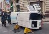 Fuerte accidente en el centro porteño: chocaron dos vehículos, uno volcó y el conductor quedó atrapado