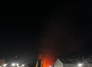 Incendio de gran magnitud en Sarandí: despliegan un amplio operativo de bomberos para controlar el fuego