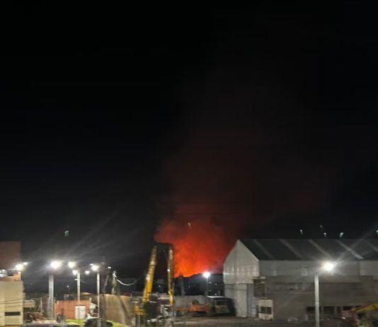Incendio de gran magnitud en Sarandí: despliegan un amplio operativo de bomberos para controlar el fuego