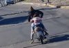 Insólito: una mujer manejaba una moto con una lata de cerveza en la mano y llevaba a una menor sin casco