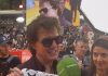 La inesperada respuesta de Tom Cruise al recibir la camiseta de un equipo argentino durante la presentación de su nueva película