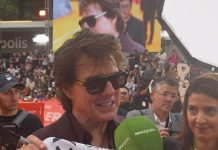 La inesperada respuesta de Tom Cruise al recibir la camiseta de un equipo argentino durante la presentación de su nueva película