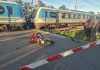 La Plata: cruzó en moto a contramano y con la barrera baja y murió atropellado por el tren Roca