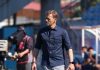 Susto en el fútbol chileno: un entrenador argentino sufrió una arritmia en pleno partido y fue trasladado en ambulancia