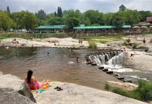 Tiene apenas 615 habitantes, pero recibe miles de turistas en verano: la pequeña localidad cordobesa con ollas naturales