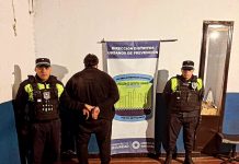 Tucumán: lo frenaron en un control de tránsito, se enojó con la policía y prendió fuego su propia moto