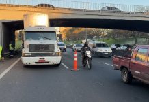 Un camión brasileño chocó y quedó atascado bajo un puente en la avenida General Paz