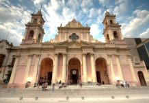Un motociclista alcoholizado embistió a un grupo de mujeres que peregrinaban hacia la Catedral de Salta