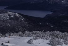 Video: se produjo una impactante avalancha en el Cerro Chapelco y de milagro no arrastró a dos esquiadores