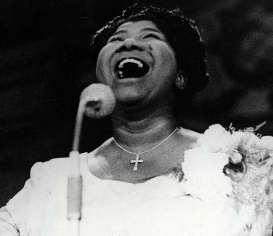 Abandonó la escuela para limpiar pisos y terminó convirtiéndose en la mejor artista de góspel del mundo: el camino de Mahalia Jackson