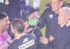 Cobró un penal inexistente, se lo mostraron en el teléfono y se rectificó: la insólita secuencia del “celuVAR” en el fútbol argentino