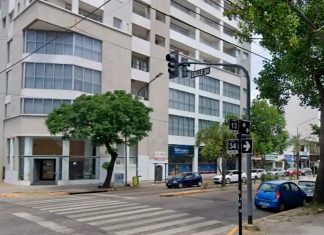 Cuatro delincuentes asaltaron a un jubilado en su casa de La Plata mientras miraba el partido de Estudiantes por Copa Libertadores