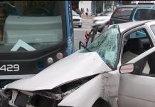 Dos heridos en accidentes en CABA: un colectivo y un auto chocaron cerca del Obelisco y un camión quedó destrozado en una autopista