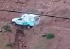 Dramático rescate en Neuquén: cedió un camino rural y y una ambulancia con pacientes quedó al borde de un precipicio