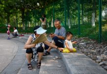 El día que China puso fin a la controvertida política del hijo único, pero no logró revertir la caída de la natalidad