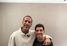 El divertido ida y vuelta de Tevez con una leyenda del Manchester United antes de su partido despedida: “¿Viene a La Bombonera?”