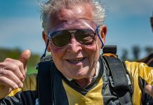 El hombre que cumplió 89 años y lo festejó saltando por primera vez en paracaídas: “Fue un clic en mi vida”