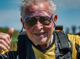 El hombre que cumplió 89 años y lo festejó saltando por primera vez en paracaídas: “Fue un clic en mi vida”