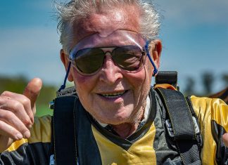 El hombre que cumplió 89 años y lo festejó saltando por primera vez en paracaídas: “Fue un clic en mi vida”