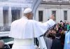 El papa León XIV pasó frente a una bandera argentina y levantó el pulgar: la imagen que reavivó las expectativas por su visita al país