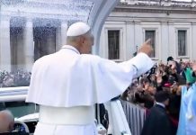El papa León XIV pasó frente a una bandera argentina y levantó el pulgar: la imagen que reavivó las expectativas por su visita al país