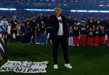 Las lágrimas de Messi y Scaloni durante la emocionante interpretación del himno del ex combatiente Fabio Santana, con la bandera de Malvinas al lado