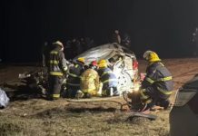 Video: dos adolescentes quedaron gravemente heridos tras un brutal choque entre una moto y un auto en La Plata